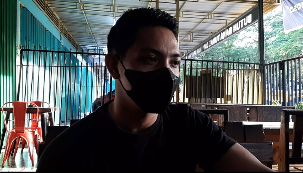 Emirat Moniharapon (29) yang sudah dilaporkan ke Polda Metro Jaya atas dugaan penipuan berkedok cinta di Makassar, Sulawesi Selatan, Selasa (5/4/2022). 