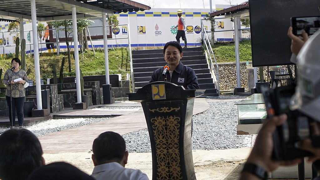Menteri Pertanahan, Infrastruktur, dan Transportasi Korea Selatan Won Hee-ryong memberi sambutan saat berkunjung ke Bendungan Sepaku Semoi, penyuplai air baku untuk IKN, di Kalimantan Timur, Sabtu (18/3/2023).