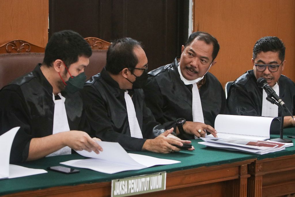 Jaksa penuntut umum berbincang sebelum sidang dimulai di Pengadilan Negeri Jakarta Selatan, Jumat (27/1/2023). 