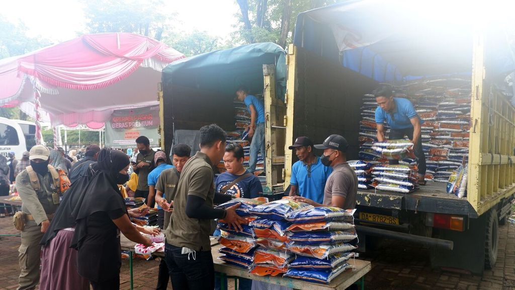 Petugas melayani pembelian beras premium dari Bulog dalam kegiatan operasi pasar barang kebutuhan pokok di Banjarmasin, Kalimantan Selatan, Sabtu (28/1/2023). 