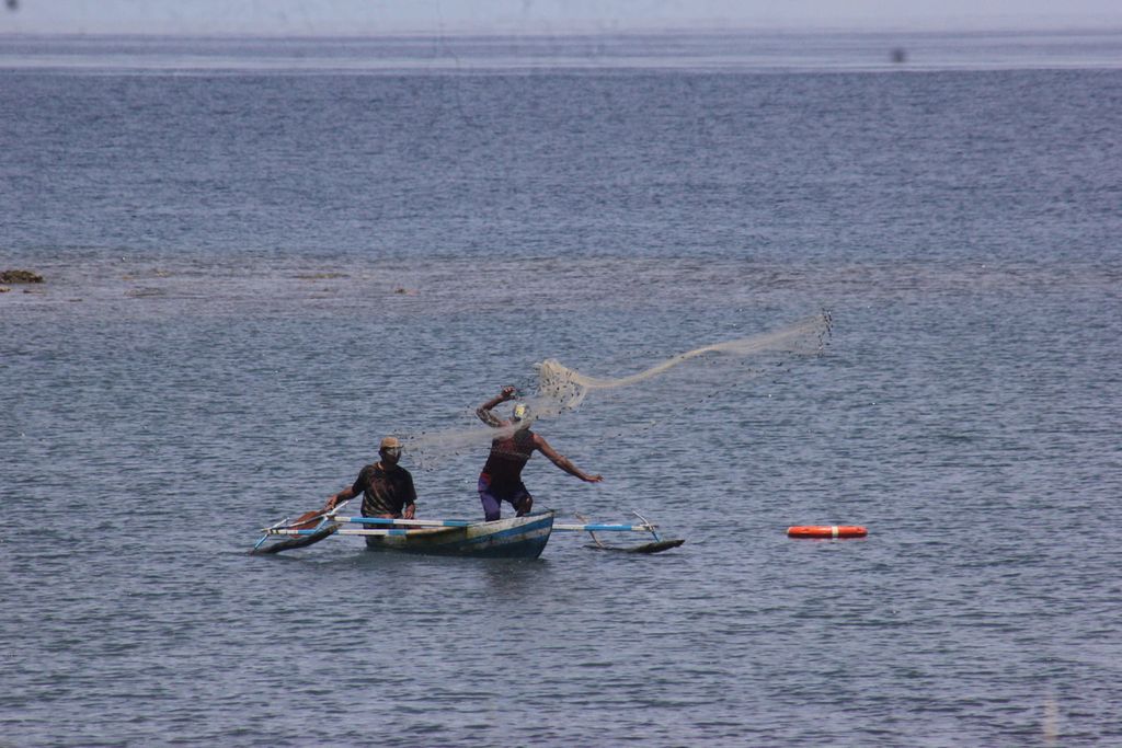 Dua nelayan mencari ikan dengan menebar jala di perairan tidak jauh dari Sentra Kawasan Perikanan Terpadu Morotai Daeo di Desa Daeo Majiko, Kecamatan Morotai Selatan, Kabupaten Pulau Morotai, Maluku Utara, Rabu (27/7/2022).