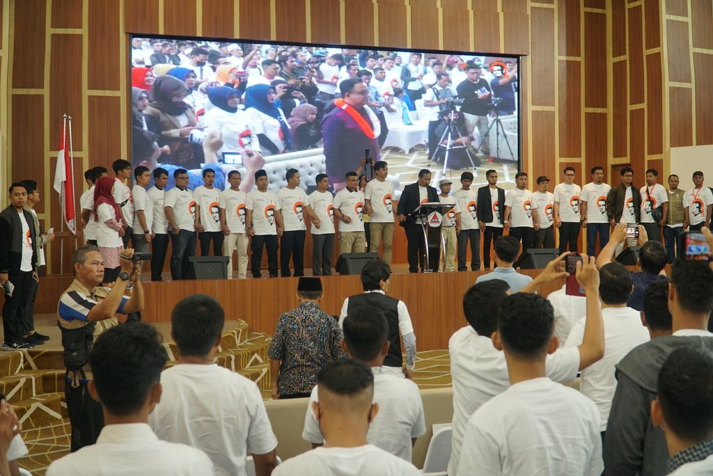 Para pendukung Anies Baswedan mendeklarasikan Relawan Perubahan di Kota Padang, Sumatera Barat, 4 Desember 2022. 