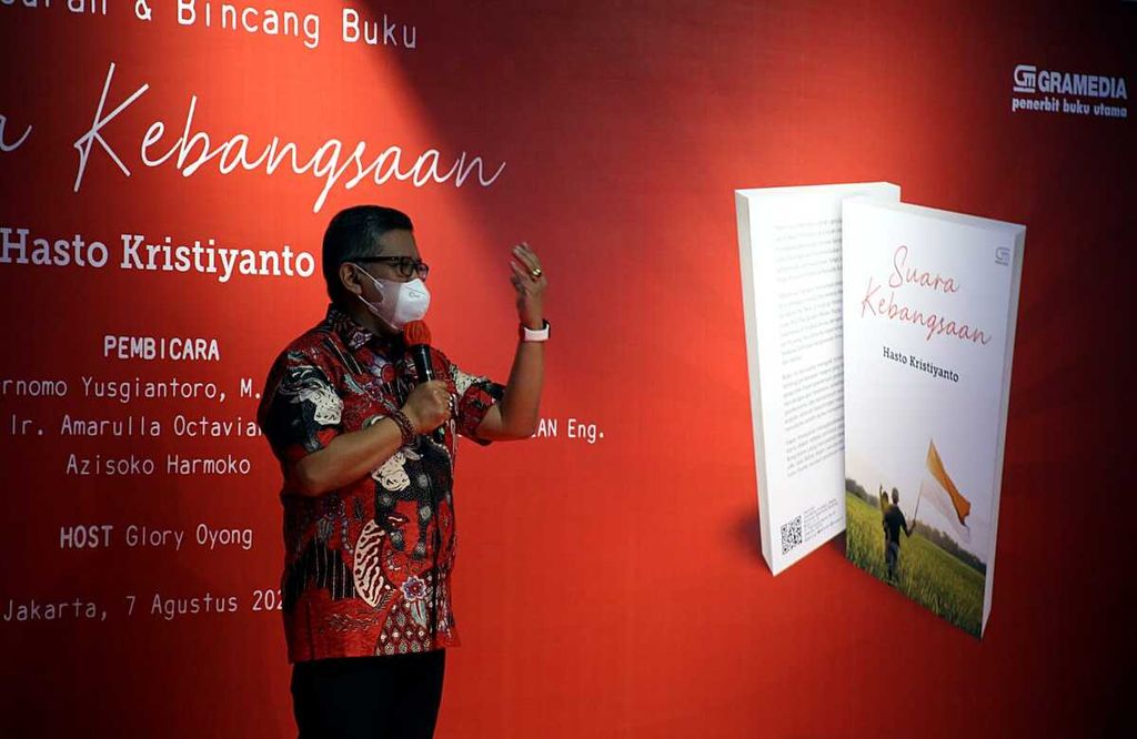 Sekretaris Jenderal PDI-P Hasto Kristiyanto dalam peluncuran buku karyanya yang berjudul <i>Suara Kebangsaan</i> di Jakarta, Minggu (7/8/2022). 