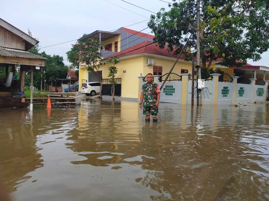 Banjir di Perumahan Prima RT 004 RW 005, Desa Karet, Kecamatan Sepatan, Kabupaten Tangerang, Banten, Minggu (13/11/2022).