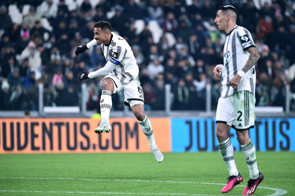 Pemain Juventus Danilo (kiri) melepas tendangan untuk mencetak gol ke gawang Atalanta pada laga Liga Italia di Stadion Allianz, Turin, Senin (23/1/2023) dini hari WIB. Laga itu berakhir imbang 3-3. 