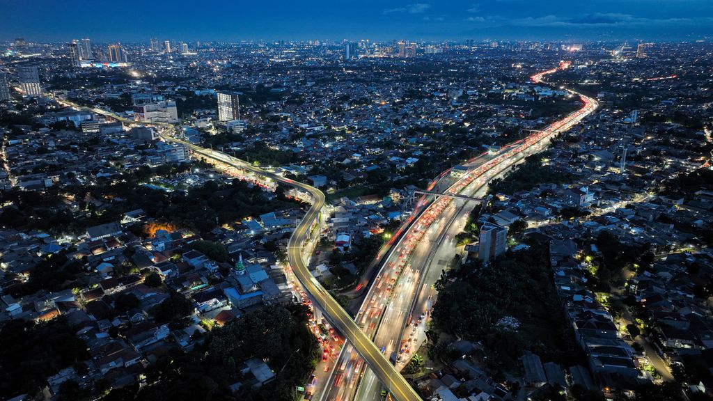 Foto aerial jalan tol lingkar luar (JORR) W2, di Pesanggrahan, Jakarta Selatan, November 2022. Indonesia memang diprediksi masih tumbuh positif 4,8 persen, tetapi bukan berarti steril dari dampak resesi atau perlambatan  global.  