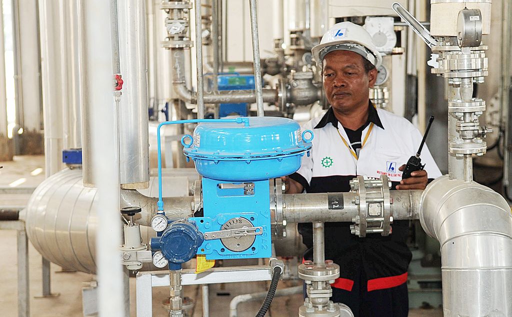 Pekerja memeriksa bagian pabrik bioetanol di kawasan PG Gempol Kerep, Mojokerto, Jawa Timur, Selasa (20/8/2013).