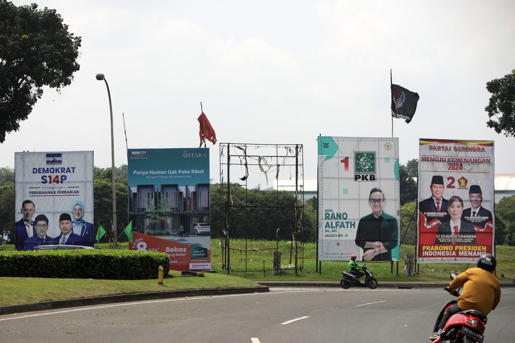 Meski belum memasuki masa kampanye, baliho dan poster partai politik ataupun tokoh partai politik mulai banyak menghiasi ruang-ruang publik, seperti di Serpong, Tangerang Selatan, Jumat (10/3/2023).