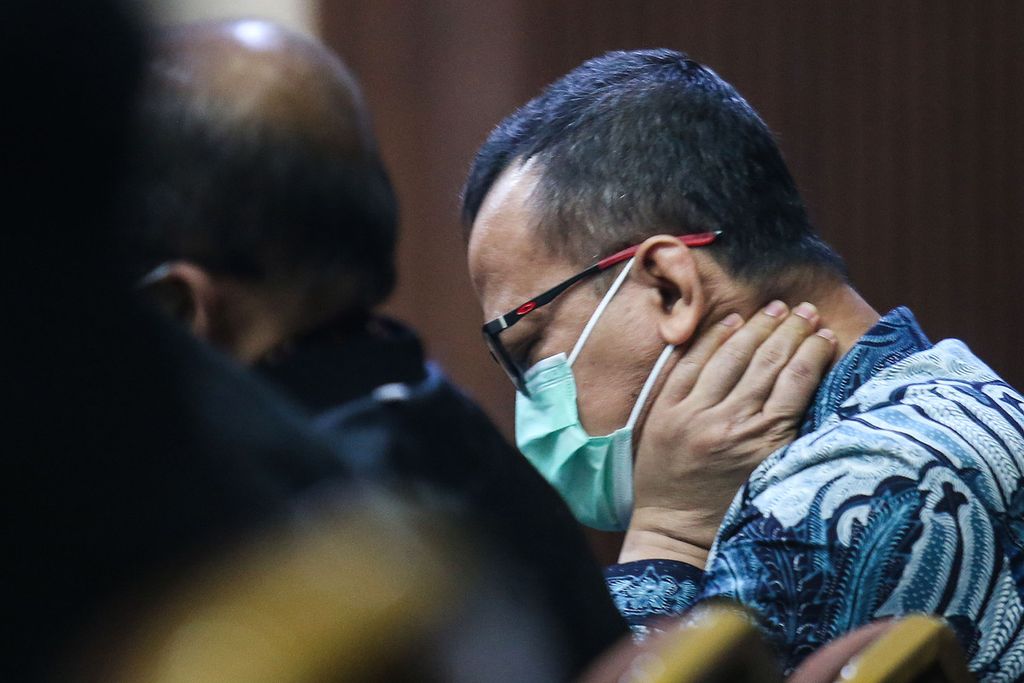 Bekas Menteri Kelautan dan Perikanan Edhy Prabowo menjalani sidang di Pengadilan Tindak Pidana Korupsi, Jakarta Pusat, 15 Juni 2021. 