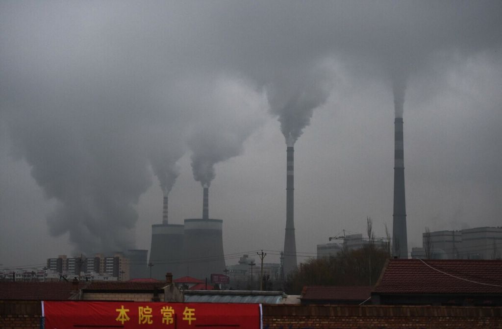 Asap membubung dari pembangkit listrik tenaga batubara di Datong, Provinsi Shanxi, China, pada 19 November 2015. Presiden Xi Jinping mengumumkan pada 21 September 2021 bahwa China berhenti mendanai berbagai proyek batubara di luar negeri.