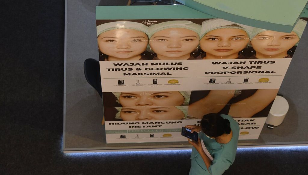 Program perawatan wajah yang ditawarkan salah satu klinik kecantikan dalam pameran kecantikan dan kesehatan kulit di salah satu pusat perbelanjaan di Jakarta, Kamis (16/3/2023). 