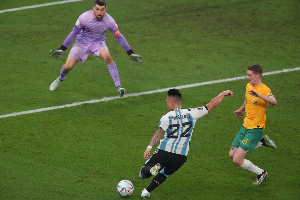 Pemain Argentina, Lautaro Martinez, menendang bola ke gawang Australia dalam pertandingan babak 16 besar Piala Dunia 2022 di Stadion Ahmad Bin Ali, Qatar (4/12/2022). Argentina melaju ke babak perempat final setelah mengalahkan Australia 2-1. 