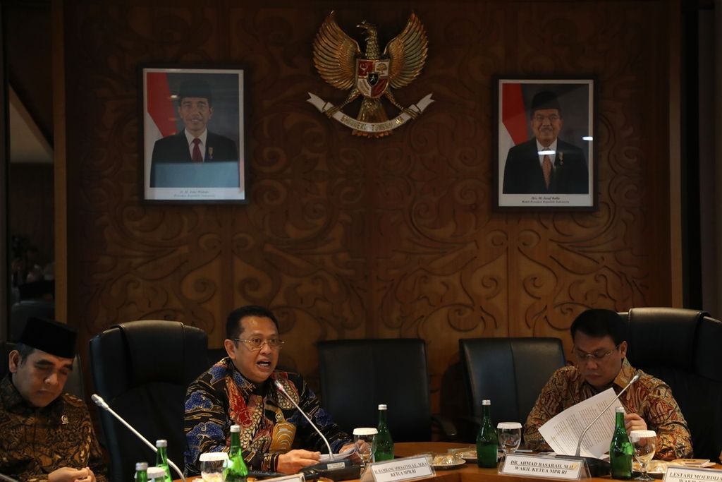 Ketua MPR Bambang Soesatyo (tengah) bersama Wakil Ketua MPR Ahmad Basarah (kanan) dan Ahmad Muzani saat rapat pimpinan MPR di Kompleks Gedung Parlemen, Senayan, Jakarta, Rabu (9/10/2019). 