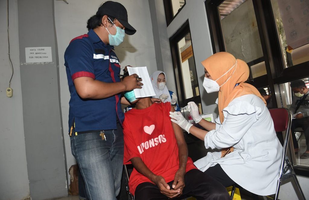 Penghuni Lingkungan Pondok Sosial Keputih divaksin Covid-19 tahap kedua di Kota Surabaya, Jawa Timur, Rabu (23/8/2022). Sebanyak 138 penghuni liponsos yang baru mendapatkan KTP mengikuti vaksinasi tahap kedua. Vaksinasi tersebut dilakukan sebagai pemenuhan hak bagi seluruh warga negara dalam hal kesehatan, khususnya pencegahan Covid-19. Saat ini penghuni Liponsos Keputih sebanyak 666 orang dengan 554 orang di antaranya orang dengan gangguan jiwa.