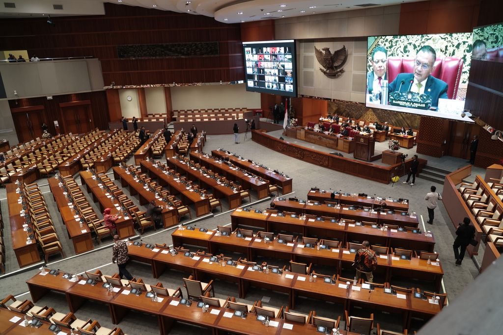 Suasana Rapat Paripurna DPR di Kompleks Parlemen, Senayan, Jakarta, Selasa (14/3/2023). Rapat paripurna ke-18 masa persidangan IV tahun sidang 2022-2023 ini diikuti 49 anggota DPR yang hadir secara fisik dan 222 orang melalui daring. Agenda rapat paripurna adalah pembacaan pidato Ketua DPR.