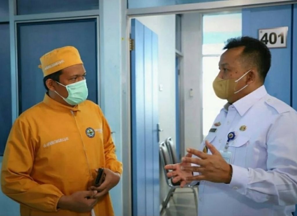 Direktur RSUD Abdul Moeloek Lukman Pura (kanan) saat meninjau ruang perawatan pasien Covid-19 di Bandar Lampung, Rabu (19/1/2022).