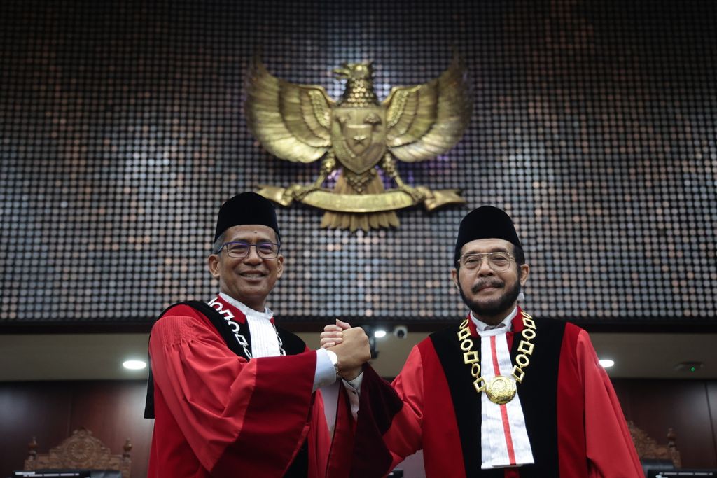 Chief Justice of the Constitutional Court for the 2023-2028 period Anwar Usman (right) and Deputy Chief Justice of the Constitutional Court Saldi Isra pose for a group photo after their inauguration at the Constitutional Court Building, Jakarta, Monday (20/3/2023).