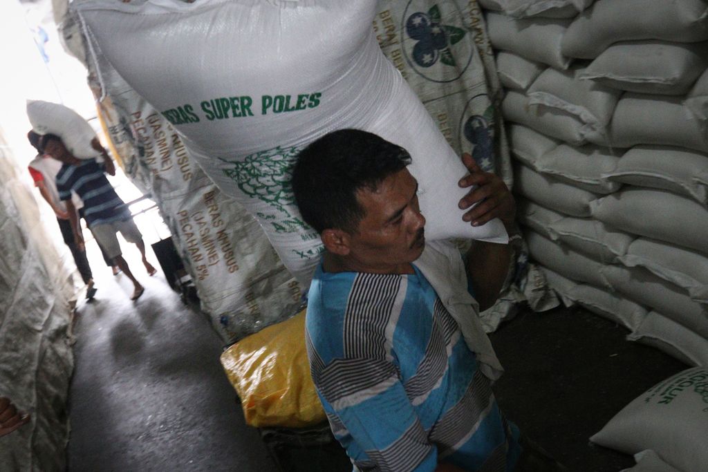Para pekerja mengangkut beras di Pasar Induk Beras Cipinang, Jakarta Timur, Rabu (2/11/2022). Food Station mencatat, rata-rata harga beras di Pasar Induk Beras Cipinang terus merangkak naik sejak Juli 2022. Selain itu, BPS juga mencatat, harga beras pada skala nasional naik sejak Agustus 2022.
