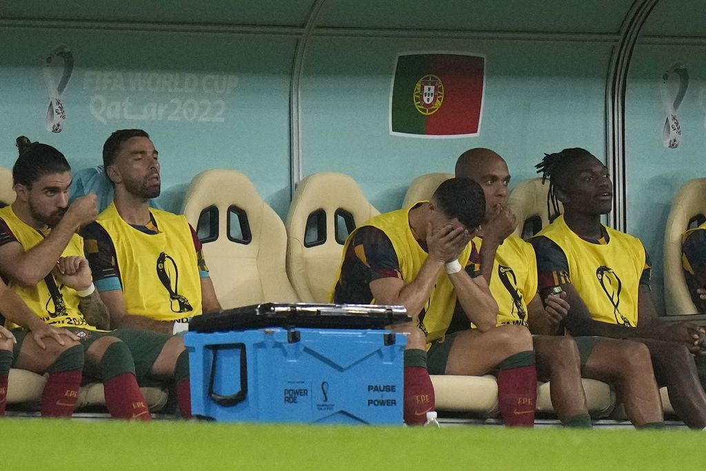 Penyerang Portugal Cristiano Ronaldo (ketiga dari kanan) duduk di bangku cadangan pada pertandingan sepak bola babak 16 besar Piala Dunia antara Portugal dan Swiss, di Stadion Lusail di Lusail, Qatar, , Rabu (7/12/2022) dini hari WIB. 