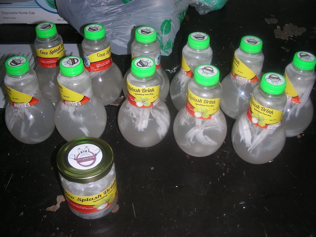 Sejumlah minuman degan dalam kemasan botol plastik dan botol kaca kreasi siswa MAN Lamongan. 