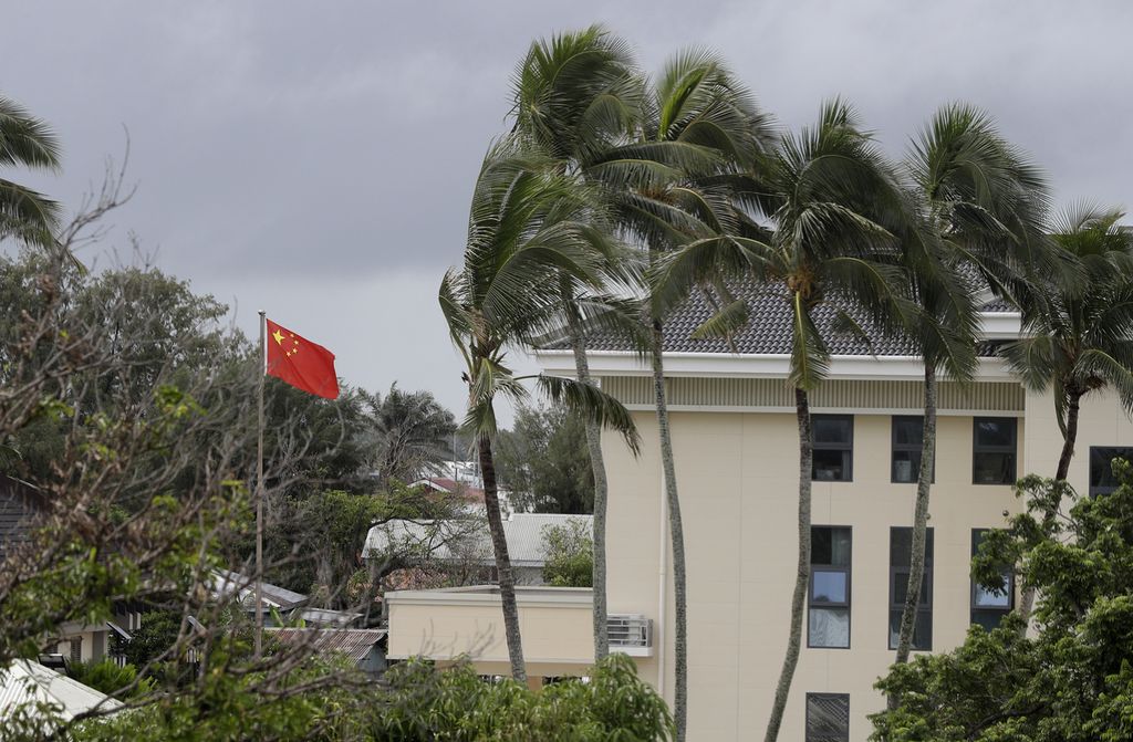 Bendera China berkibar di depan kantor Kedutaan Besar China di Nuku'alofa, Tonga, 8 April 2019. 