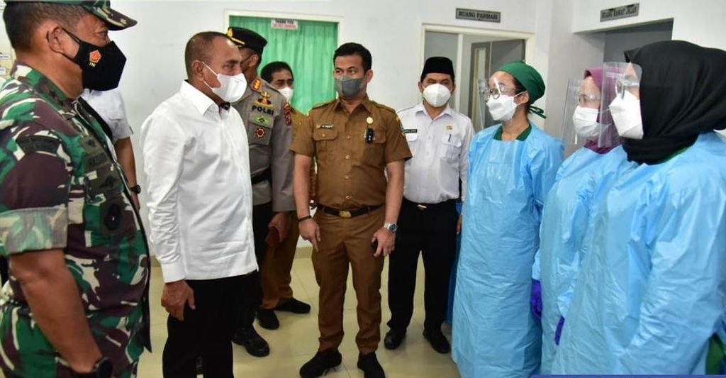 Gubernur Sumatera Utara Edy Rahmayadi (kedua dari kiri) meninjau isolasi terpadu Asrama Haji Medan, Senin (21/2/2022). Isolasi terpadu khususnya untuk kasus positif yang tidak memungkinkan isolasi mandiri di rumah agar bisa memutus penularan di keluarga.