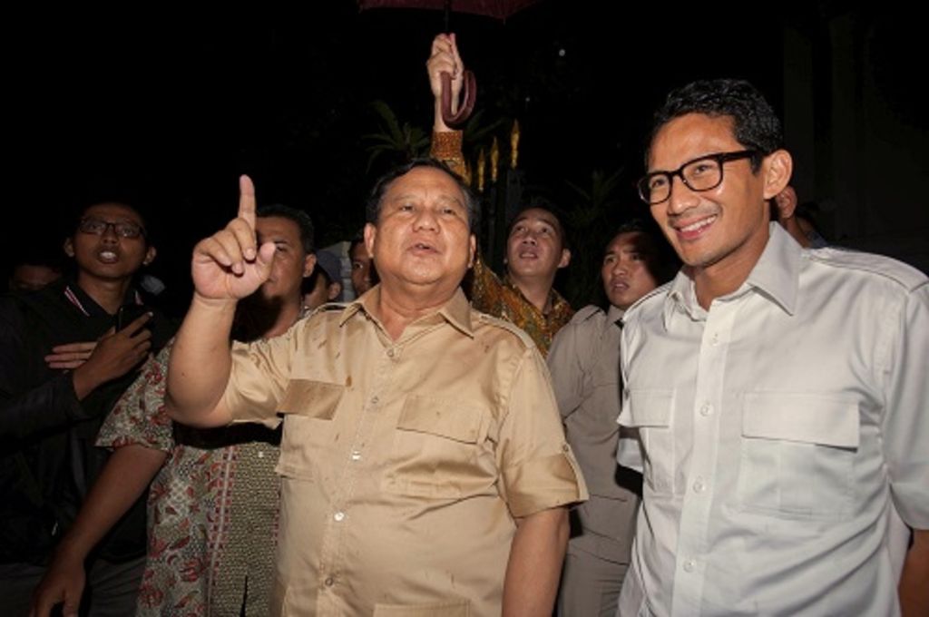 Ketua Umum Partai Gerindra Prabowo Subianto bersama Wakil Ketua Dewan Pembina Gerindra Sandiaga Uno (kanan) di Jalan Kertanegara, Jakarta Selatan, Kamis (22/9/2016).
