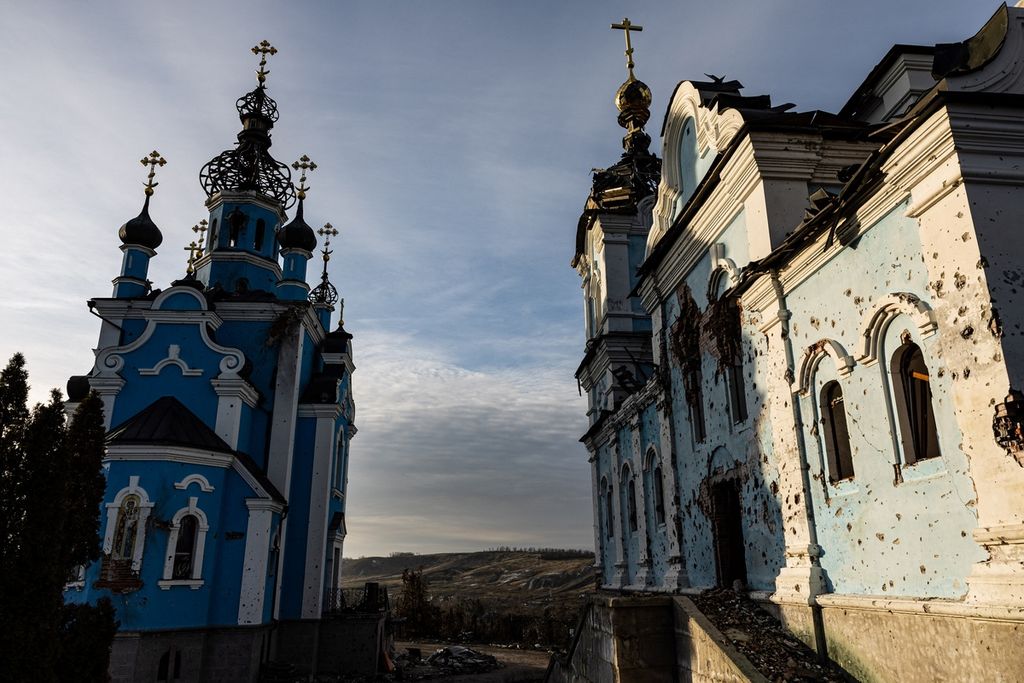 Dalam foto yang diambil pada Selasa (20/12/2022) ini, gereja di Desa Bohorodychne, Donetsk, rusak terkena tembakan dan pecahan peluru. Desa itu adalah salah satu wilayah Donetsk yang kembali dikuasai Ukraina.