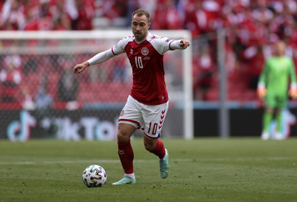 Pemain timnas Denmark, Christian Eriksen, menggiring bola dalam pertandingan Grup B antara Denmark dan Finlandia di Stadion Parken, Kopenhagen, Sabtu (12/6/2021). Eriksen pingsan di tengah pertandingan tersebut karena masalah di jantungnya.