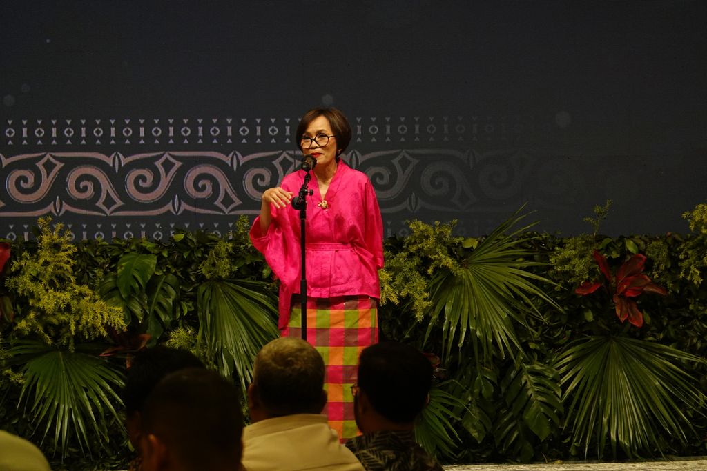 Putri Jusuf Kalla, Lisa Jusuf, ketika memberikan ucapan kepada sang bapak di acara syukuran 80 tahun sekaligus peluncuran buku <i>Jusuf Kalla di Balik Beragam Isu</i> di Gedung Tribrata, Jakarta Selatan, Rabu (25/5/2022).