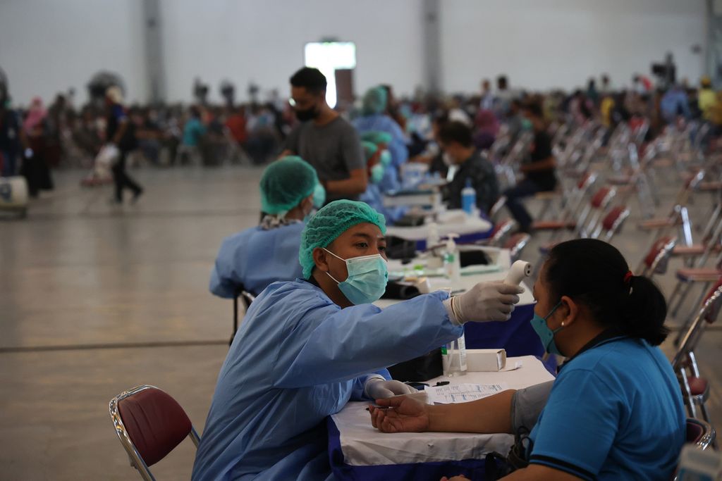 Petugas medis memeriksa kondisi kesehatan calon penerima vaksinasi penguat di Jogja Expo Center, Kecamatan Banguntapan, Bantul, DI Yogyakarta, Sabtu (15/1/2022). 