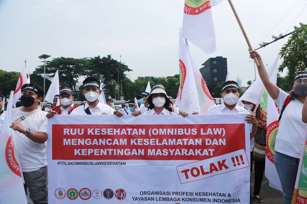 Tenaga kesehatan yang tergabung dalam Persatuan Perawat Nasional Indonesia (PPNI) melakukan demo di depan gedung DPR RI, Jakarta, Senin (28/11/2022). Demo digelar untuk mendesak DPR RI untuk mencabut RUU Kesehatan Omnibus Law dari Program Legislasi Nasional prioritas 2023. 