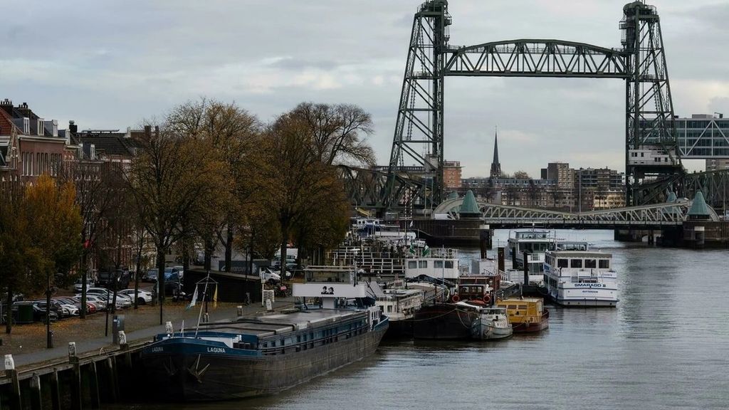 Jembatan Koningshaven, yang juga dikenal sebagai De Hef oleh penduduk Rotterdam, Belanda. Pada 3 Februari 2022 tersiar kabar bahwa jembatan berusia 144 tahun itu akan dibongkar sementara waktu agar kapal pesiar setinggi 40 meter dari permukaan kanal bisa melewati kanal tersebut.  