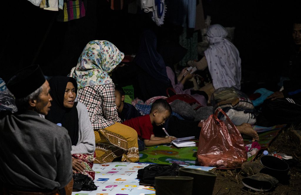 Gifari draws on a tent for earthquake victims in Ciputri Village, Pacet District, Cianjur Regency, West Java, Thursday (11/24/2022).