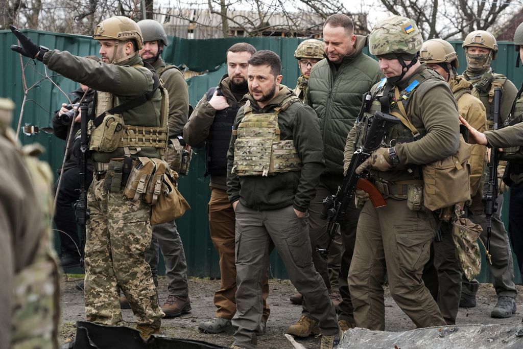 Presiden Ukraina Volodymyr Zelenskyy memeriksa lokasi pertempuran baru-baru ini di Bucha, dekat Kiev, Ukraina, Senin, 4 April 2022. 