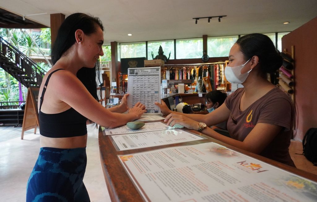 Wisatawan asal Rusia berbincang dengan karyawan di salah satu pusat yoga terbesar di Indonesia, Yoga Barn, Kecamatan Ubud, Kabupaten Gianyar, Bali, Selasa (22/4/2022). 