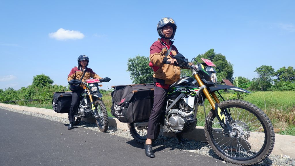 Petugas mengendarai sepeda motor trail perpustakaan keliling menyambangi SD Negeri Pulau Alalak di Desa Pulau Alalak, Kecamatan Alalak, Kabupaten Barito Kuala, Kalimantan Selatan, Kamis (22/8/2019).