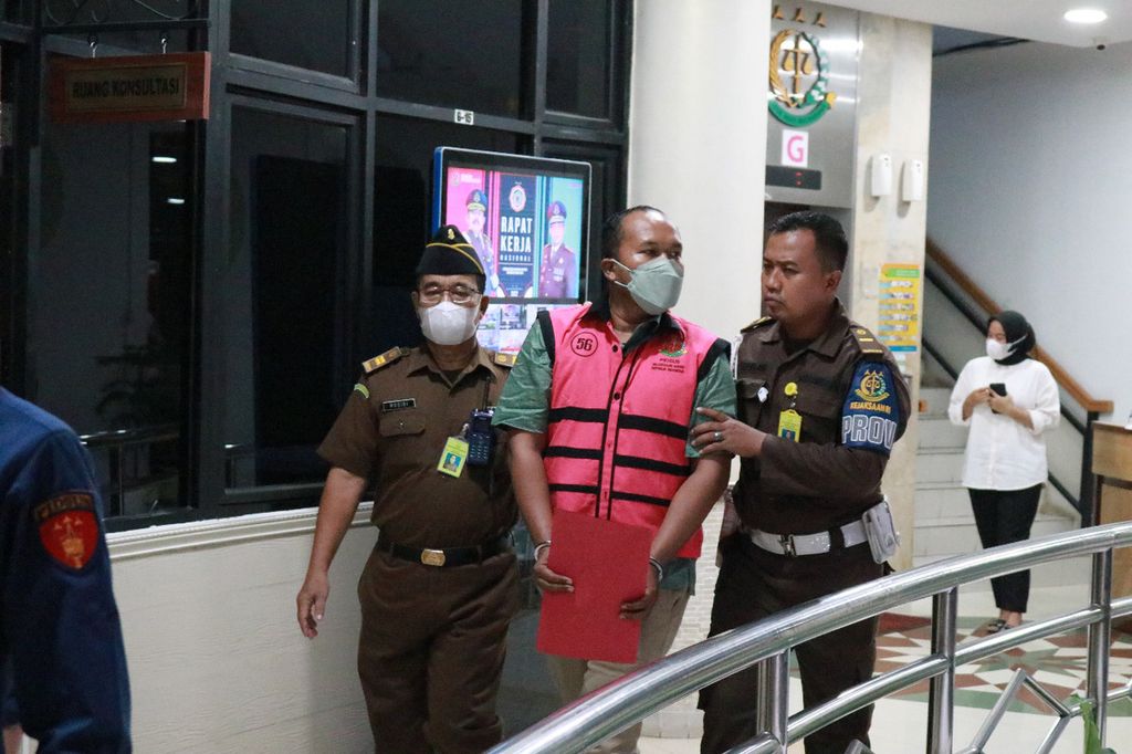 Penasihat hukum PT Duta Palma Satu,  David Fernando Simanjuntak (DFS), ditetapkan sebagai tersangka karena diduga menghalangi penyidikan. Tersangka DFS langsung ditahan.