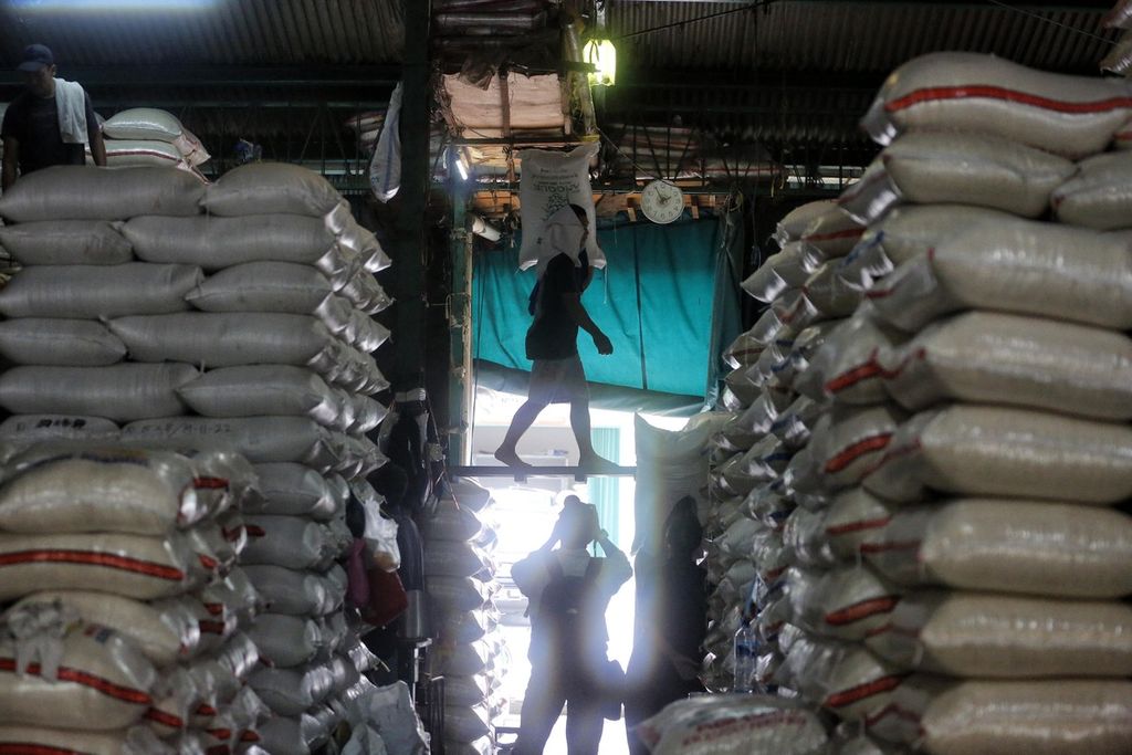 Buruh mengangkut beras di Pasar Induk Beras Cipinang, Jakarta, Rabu (23/11/2022). Berdasarkan data Badan Pangan Nasional, stok beras Perum Bulog per 22 November 2022 sebesar 594.856 ton.