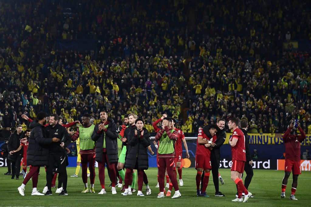 Para pemain Liverpool merayakan keberhasilan mereka lolos ke final Liga Champions Eropa setelah mengalahkan Villarreal, 3-2, dan keunggulan aggregat 5-2, seusai laga kedua semifinal Liga Champions Eropa antara Liverpool dan Villarreal di Stadion La Ceramica, Villarreal, Spanyol, Rabu (4/5/2022) dini hari WIB.
