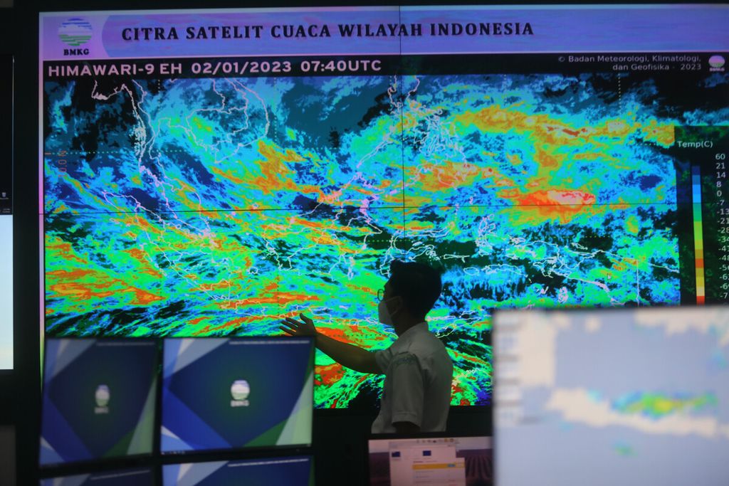 Anggota staf Badan Meteorologi, Klimatologi, dan Geofisika (BMKG) bagian Meteorology Early Warning Center di BMKG, Jakarta memonitor citra liputan awan, arah dan kecepatan angin, serta sistem prakiraan kondisi kelautan, Senin (2/1/2023).