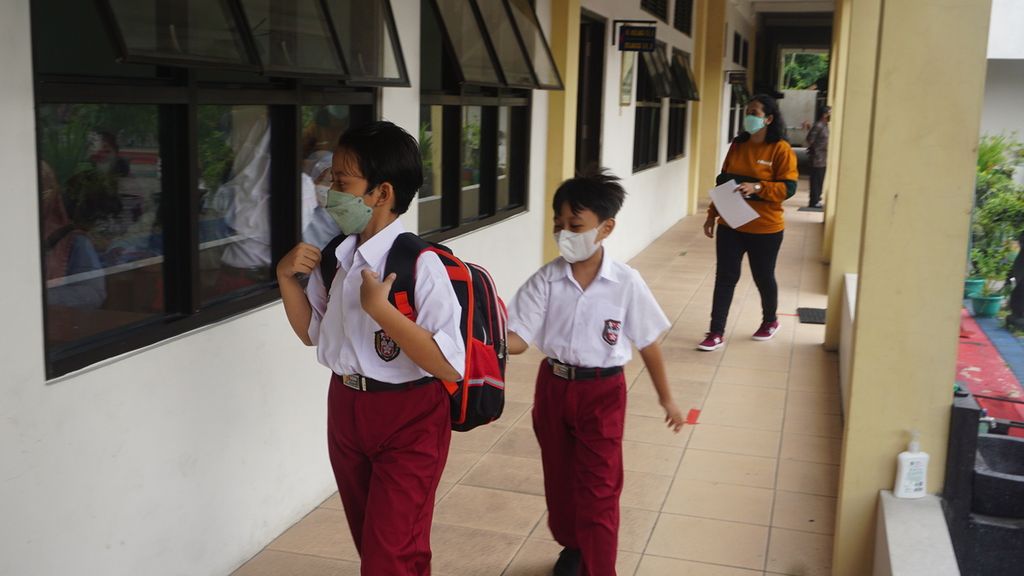 Sejumlah siswa bersiap mengikuti vaksinasi Covid-19 di SD Negeri Kleco 1, Kota Surakarta, Jawa Tengah, Selasa (21/12/2021). Vaksinasi Covid-19 terhadap anak berusia 6-11 tahun, di Kota Surakarta, baru diselenggarakan perdana pada hari tersebut. Total sasarannya ada 57.000 orang dan ditargetkan rampung dalam dua bulan ke depan.
