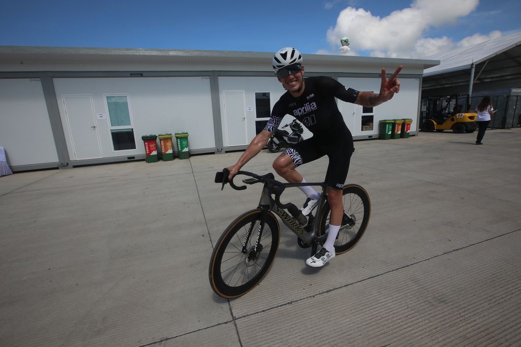 Pebalap tim Aprilia Racing Aleix Espargaro bersepeda di kompleks Sirkuit Internasional Jalan Raya Pertamina Mandalika, Lombok, NTB, Kamis (17/3/2022).