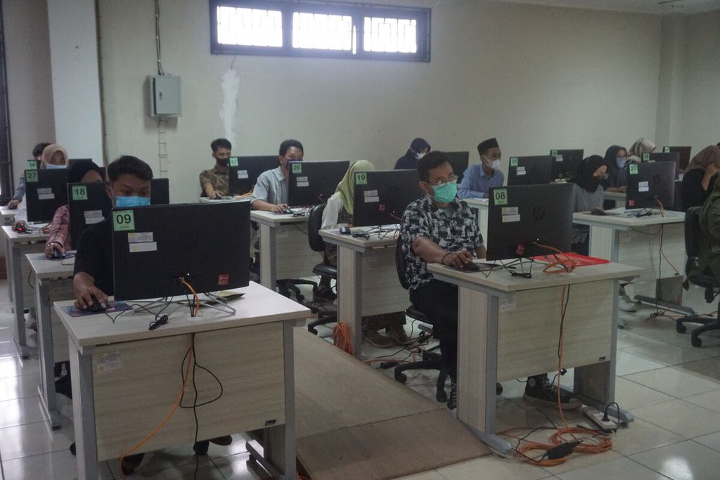 Para peserta UTBK-SBMPTN 2022 mengikuti ujian di Universitas Jenderal Soedirman Purwokerto, Banyumas, Jawa Tengah, Selasa (17/5/2022). Total ada 16.651 peserta yang mengikuti ujian ini.