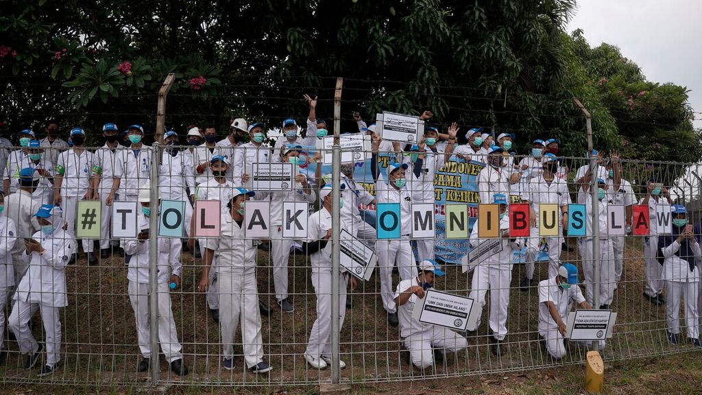 Buruh aksi mogok kerja di dalam pagar pabriknya di kawasan industri MM2100, Cikarang, Kabupaten Bekasi, Jawa Barat, Selasa (6/10/2020). Aksi mogok kerja dengan menghentikan produksi dari tanggal 6-8 Oktober tersebut sebagai bentuk protes pengesahan RUU Cipta Kerja oleh DPR dan pemerintah. 