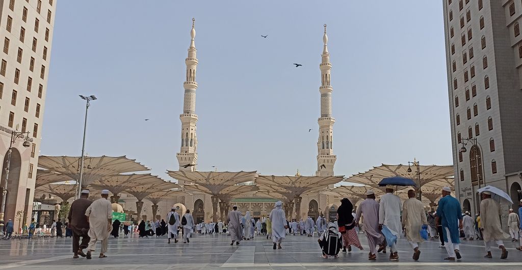 Jemaah berangkat menuju Masjid Nabawi di Madinah, Arab Saudi, Minggu (24/7/2022) sore. 
