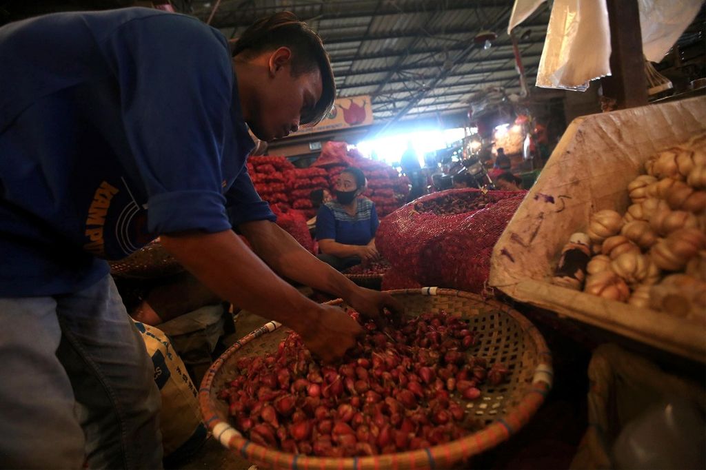 Buruh membersihkan bawang merah yang baru tiba dari Brebes di Pasar Induk Kramat Jati, Jakarta Timur, Kamis (14/5/2020). Harga bawang merah di pasar induk saat ini pada kisaran Rp 42 ribu - Rp 46 ribu per kilogram, jauh di atas harga eceran tertinggi (HET). HET untuk bawang merah adalah Rp 32 ribu per kilogram.
