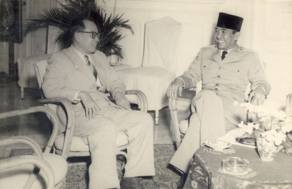 Pembicaraan antara Presiden Sukarno dengan Wakil Presiden Moh. Hatta sekitar pembentukan Kabinet. (Juni 1953).