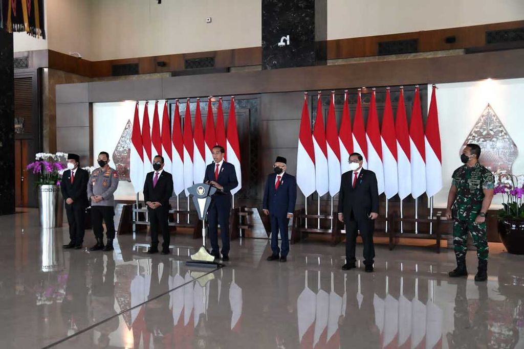 Presiden Joko Widodo saat memberikan keterangan pers terkait kunjungan kerja luar negeri di Bandara Internasional Soekarno-Hatta, Minggu (26/6/2022).