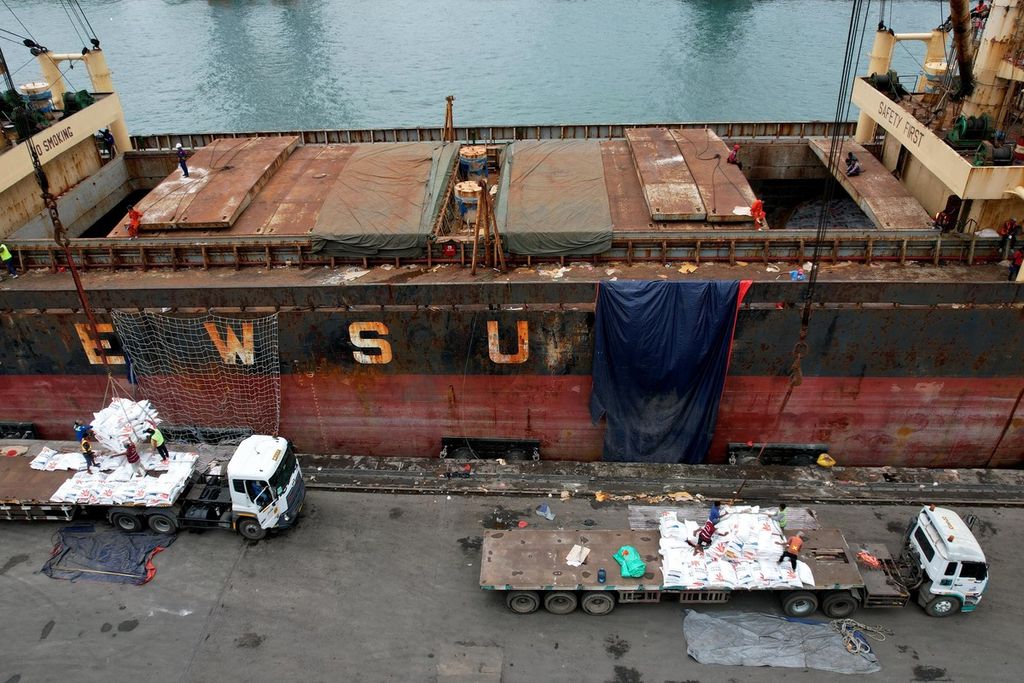 Buruh membongkar beras yang didatangkan dari Vietnam dengan menggunakan kapal barang Newsun Blue di Pelabuhan Tanjung Priok, Jakarta Utara, Kamis (2/2/2023).